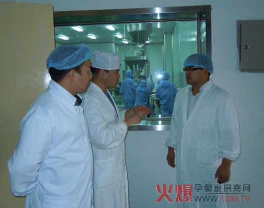 技術總監(jiān)舒勇在向他們講述生產(chǎn)工藝