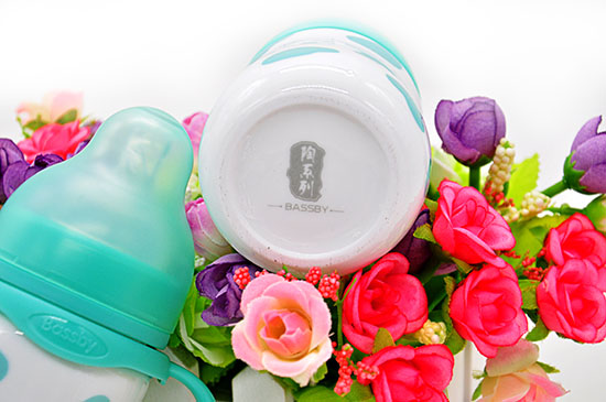 貝斯比幻彩瓷異形寬口自動(dòng)奶瓶綠色