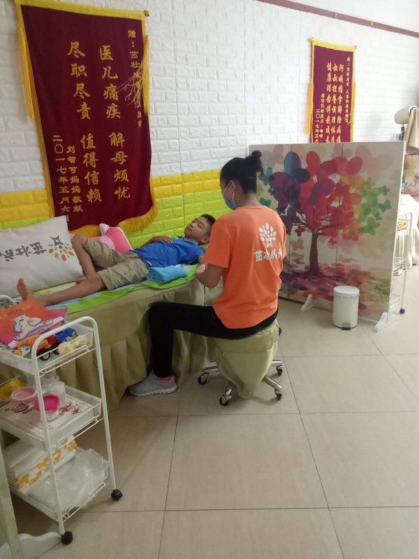 茁壯成長小兒推拿進行中.jpg 茁壯成長小兒推拿進行中.jpg