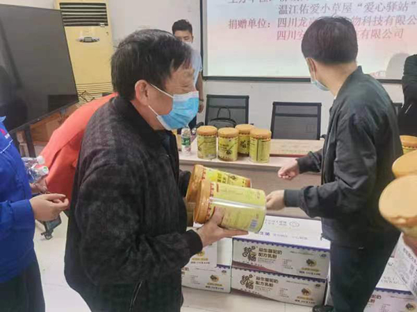 統(tǒng)暢駝奶愛(ài)心公益行動(dòng) (3).jpg 統(tǒng)暢駝奶愛(ài)心公益行動(dòng) (3).jpg