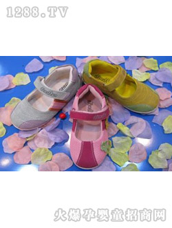 �Ϙ���ͯЬ�����L(f��ng)��r��Ь